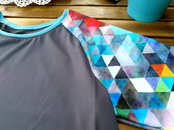 Sportovní tričko s trojúhelníky - Image 2