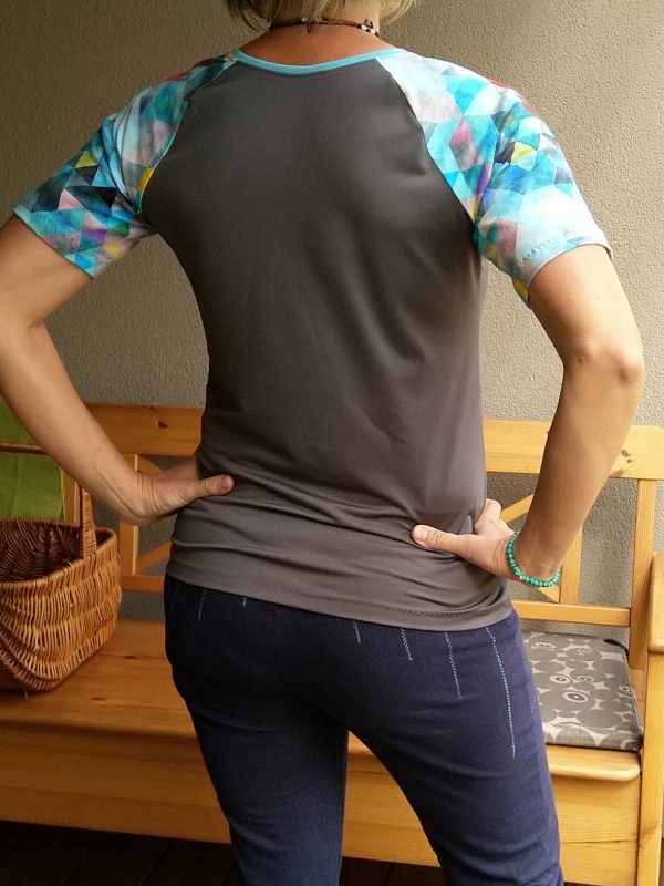 Sportovní tričko s trojúhelníky - Image 6