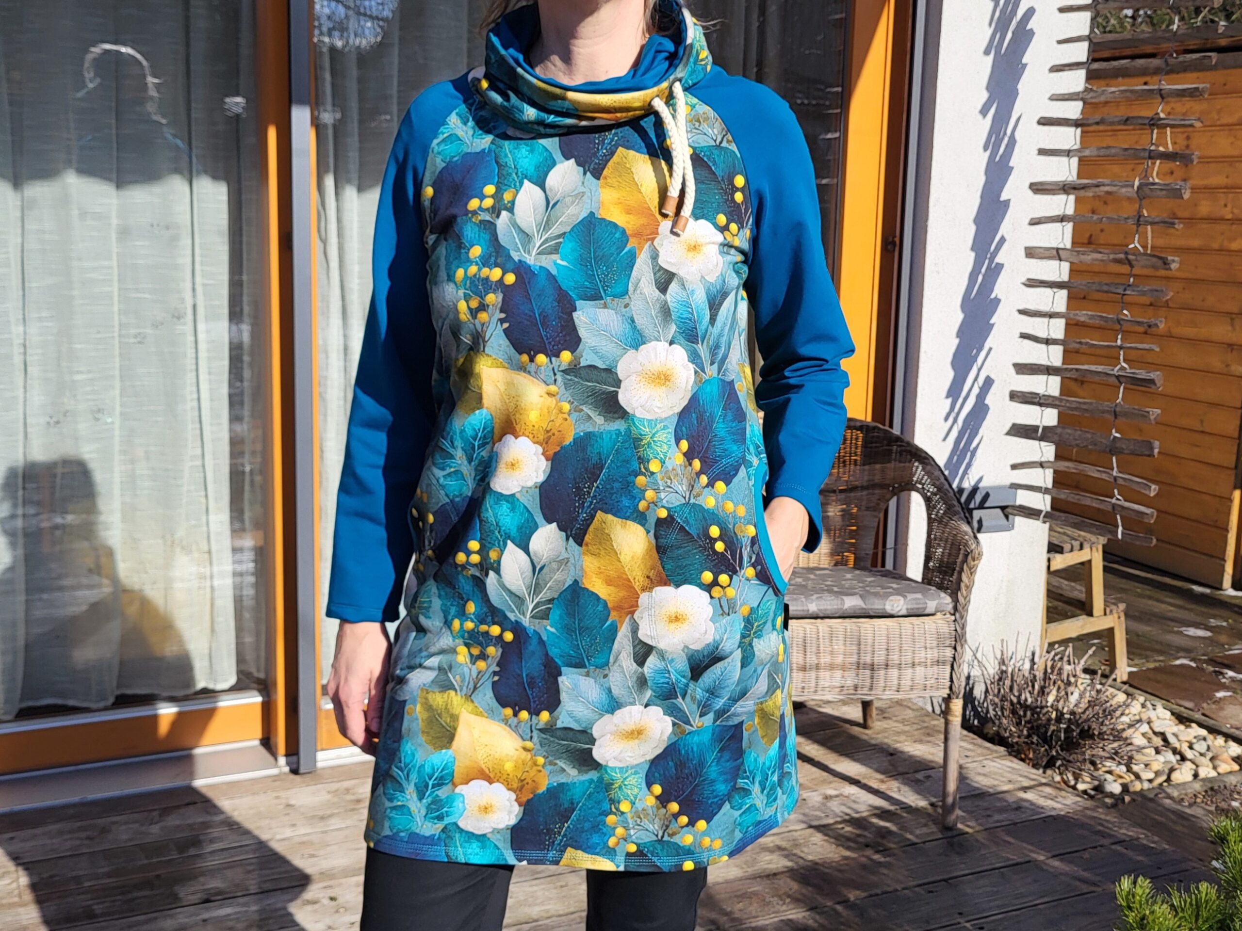 Mikinošaty se zlatou