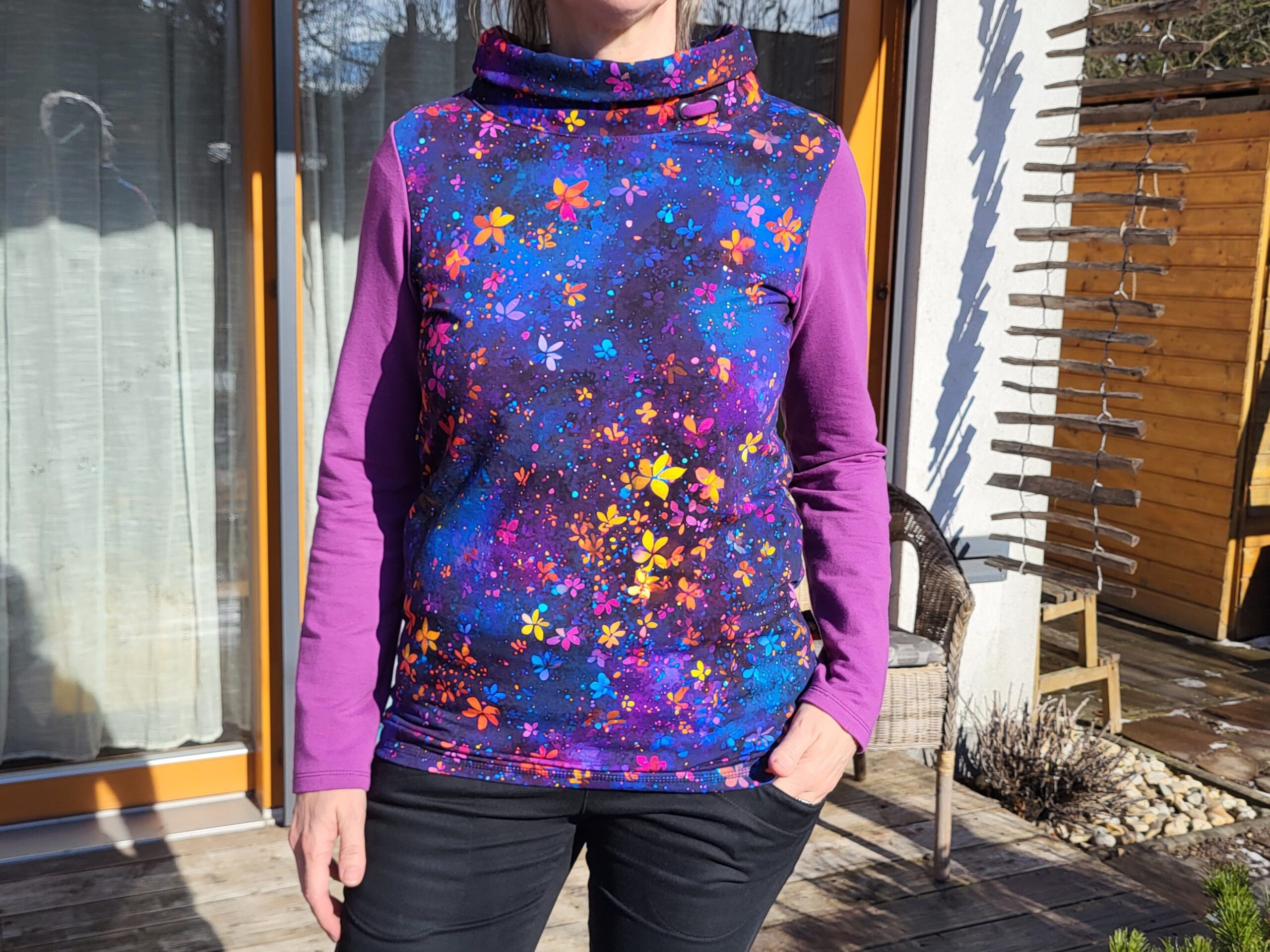 Kvítky na modré s límcem